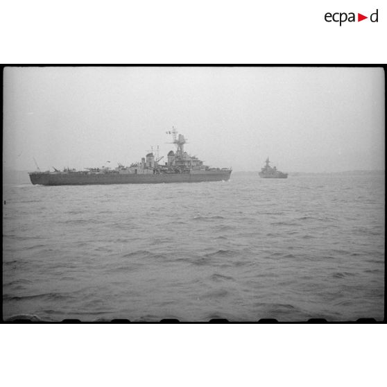 Le croiseur Georges Leygues, arborant la marque du contre-amiral André Lemonnier commandant l'escadre française lors du débarquement de Provence, entre le premier dans la rade de Toulon le 13 septembre 1944.