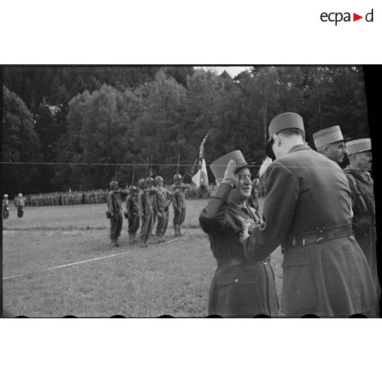Le général de Monsabert est fait Grand officier de la Légion d'honneur par le général De Gaulle.