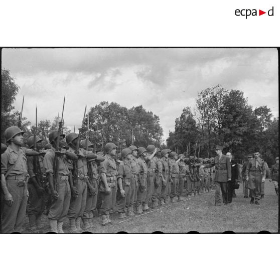 Revue des troupes de la 1re Armée française par le général De Gaulle à Maiche.