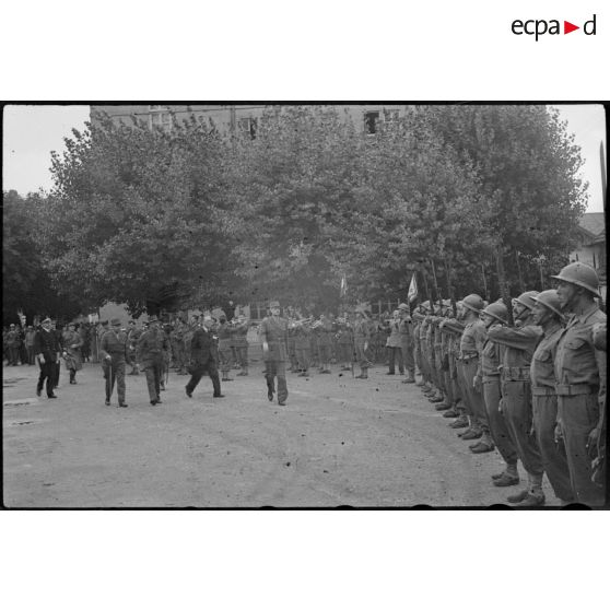 Revue des troupes de la 1re Armée française par le général De Gaulle à Maiche.