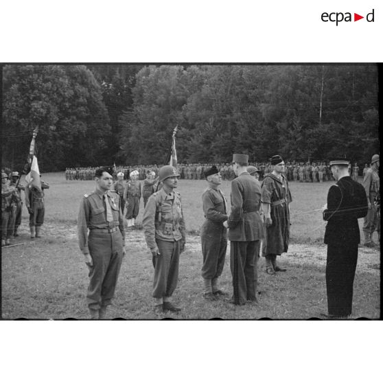 Remise de décorations par le général De Gaulle aux hommes de la 1re Armée française à Maiche.