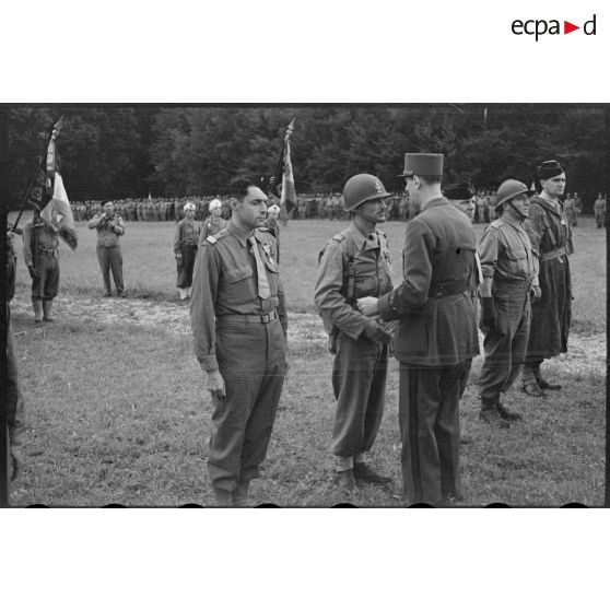 Remise de décorations par le général De Gaulle aux hommes de la 1re Armée française à Maiche.