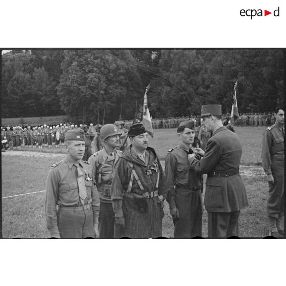 Remise de décorations par le général De Gaulle aux hommes de la 1re Armée française à Maiche.