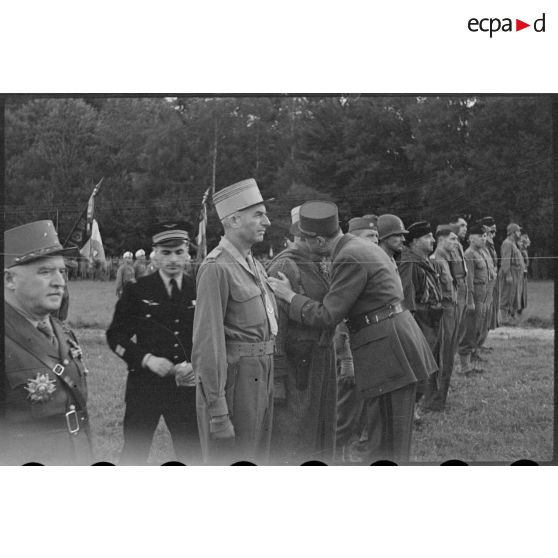 Remise de décorations par le général De Gaulle aux hommes de la 1re Armée française à Maiche.