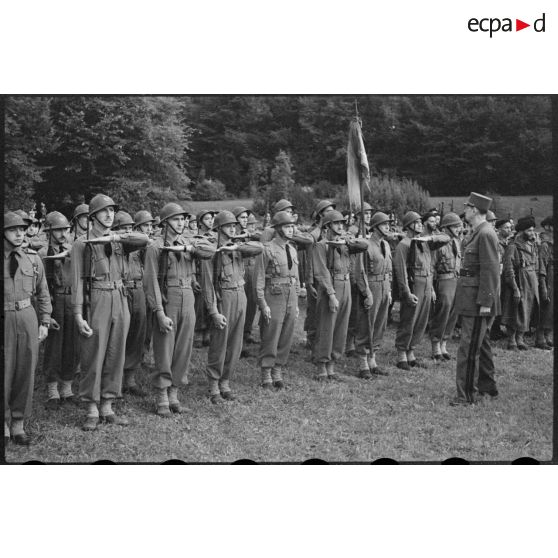 Revue des troupes de la 1re Armée française par le général de Gaulle à Maiche.