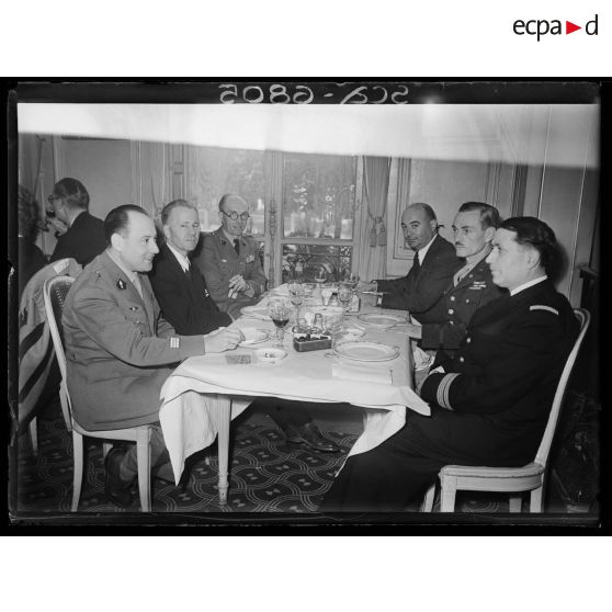 Officiers d'état-major au café-restaurant le Fouquet's à Paris.