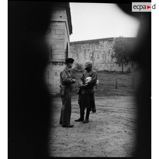 Le général allemand von Brodowski, prisonnier de guerre, surveillé par un militaire français à la citadelle de Besançon.