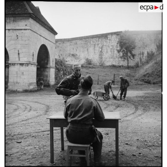 Prisonniers de guerre allemands et un geôlier français dans la citadelle de Besançon.
