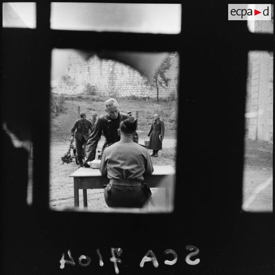 Prisonniers de guerre allemands et un geôlier français dans la citadelle de Besançon.