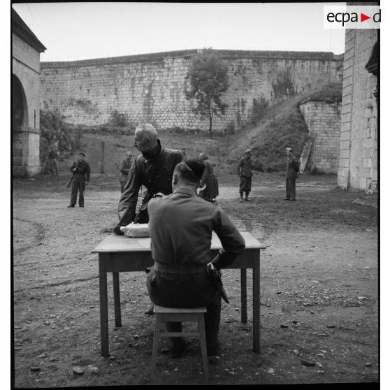 Prisonniers de guerre allemands et un geôlier français dans la citadelle de Besançon.