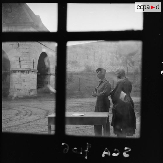 Le général allemand von Brodowski, prisonnier de guerre, surveillé par un militaire français dans la citadelle de Besançon.