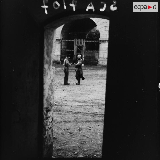 Le général allemand von Brodowski, prisonnier de guerre, surveillé par un militaire français à la citadelle de Besançon.