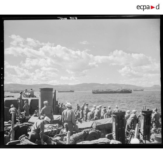 Légionnaires du 1er REC (régiment étranger de cavalerie) et du RMLE (régiment de marche de la Légion étrangère) approchant, à bord d'un bâtiment LST, du port de Marseille.
