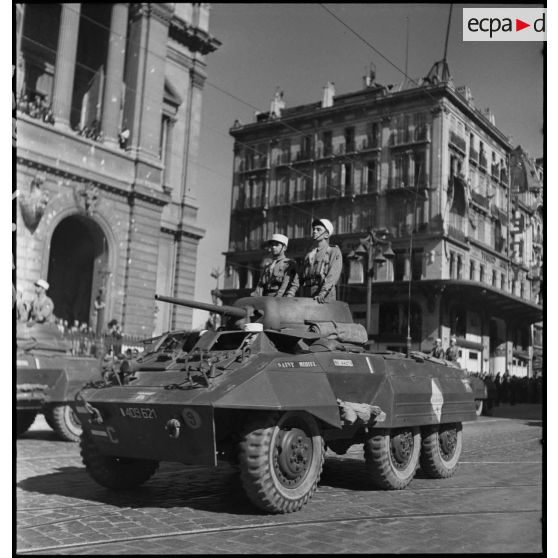 Défilé de la 5e DB (division blindée) à Marseille.
