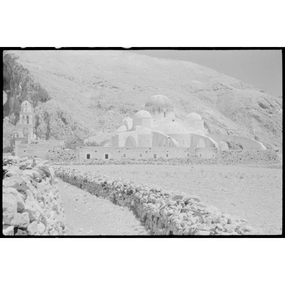 Le monastère orthodoxe de Perissa sur l'île de Santorin.