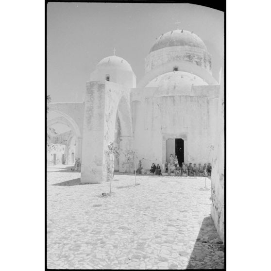 Le monastère orthodoxe de Perissa sur l'île de Santorin.