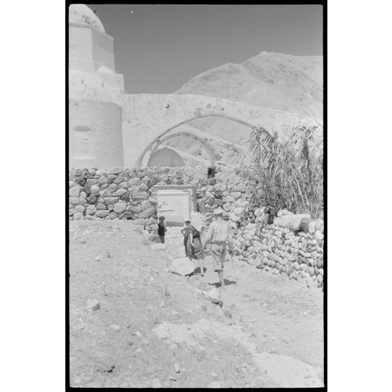 Le monastère orthodoxe de Perissa sur l'île de Santorin.