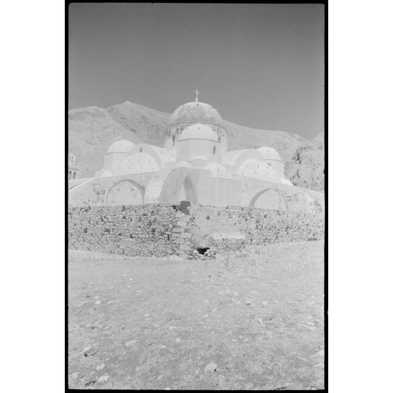Le monastère orthodoxe de Perissa sur l'île de Santorin.