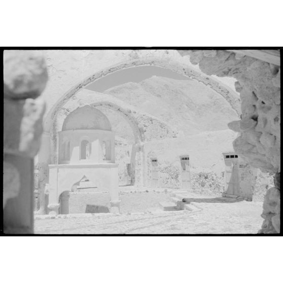 Le monastère orthodoxe de Perissa sur l'île de Santorin.