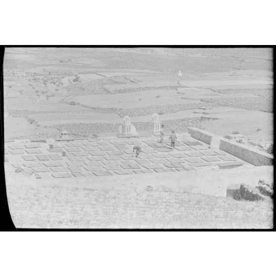 Sur l'île de Santorin, la fabrication du pisé.