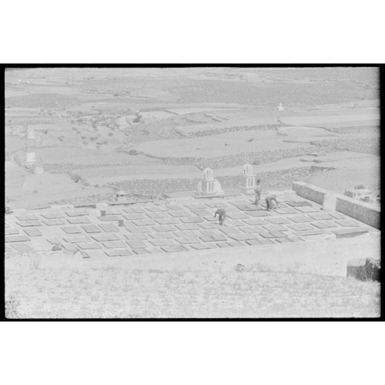 Sur l'île de Santorin, la fabrication du pisé.