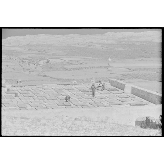 Sur l'île de Santorin, la fabrication du pisé.