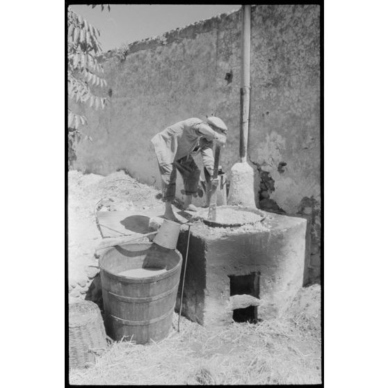 Sur l'île de Santorin, la fabrication du pisé.