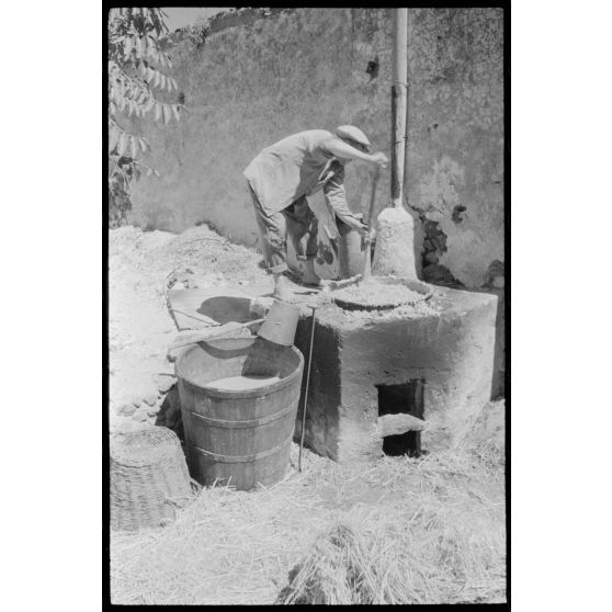 Sur l'île de Santorin, la fabrication du pisé.