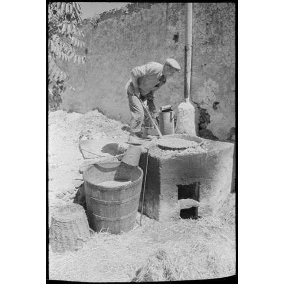Sur l'île de Santorin, la fabrication du pisé.