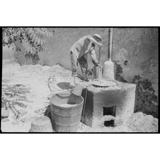 Sur l'île de Santorin, la fabrication du pisé.