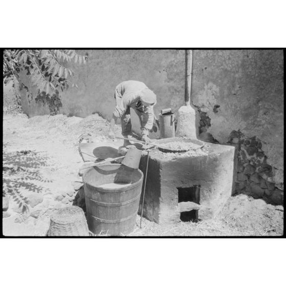 Sur l'île de Santorin, la fabrication du pisé.