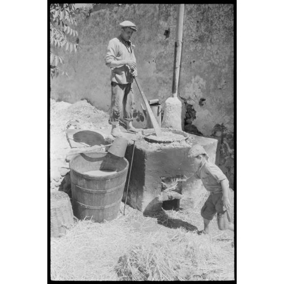 Sur l'île de Santorin, la fabrication du pisé.
