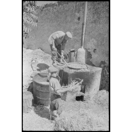 Sur l'île de Santorin, la fabrication du pisé.