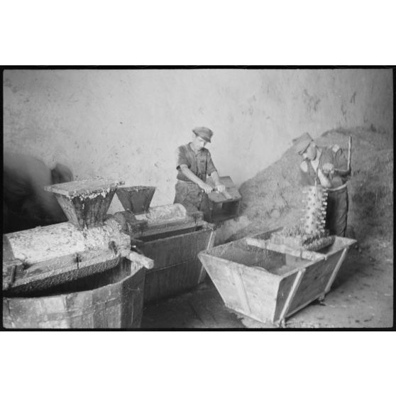 Sur l'île de Santorin, la fabrication du pisé.