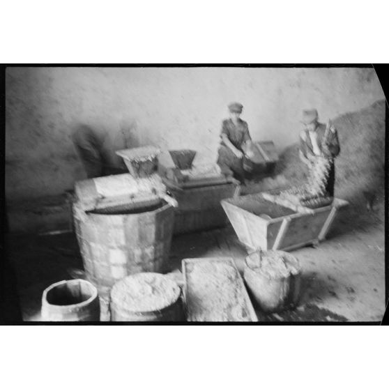 Sur l'île de Santorin, la fabrication du pisé.