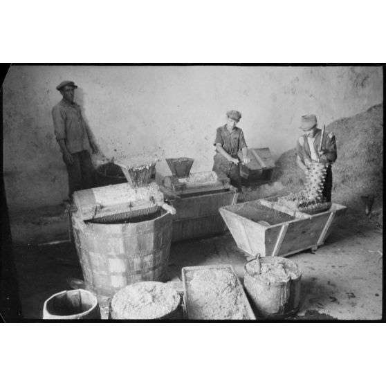 Sur l'île de Santorin, la fabrication du pisé.