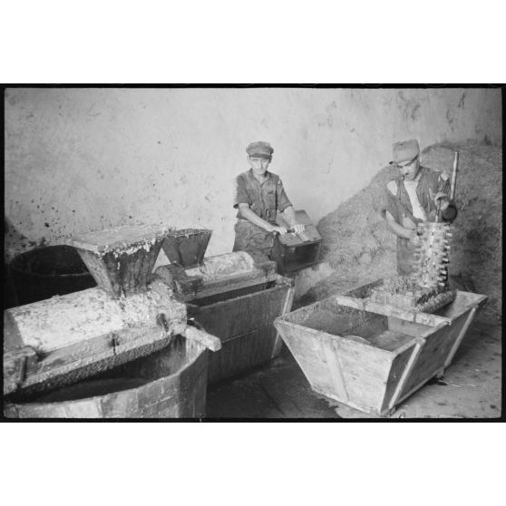 Sur l'île de Santorin, la fabrication du pisé.