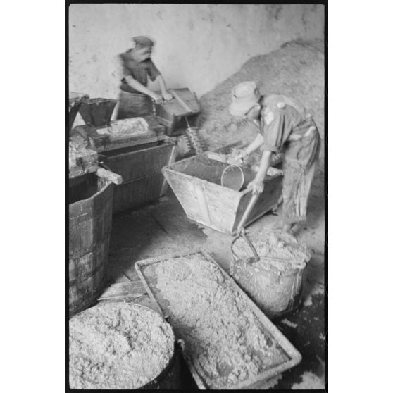 Sur l'île de Santorin, la fabrication du pisé.