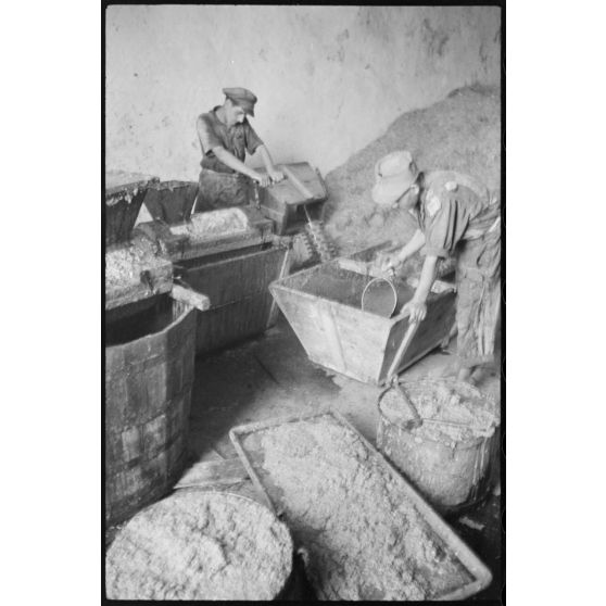 Sur l'île de Santorin, la fabrication du pisé.