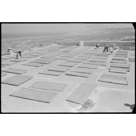 Sur l'île de Santorin, la fabrication du pisé.