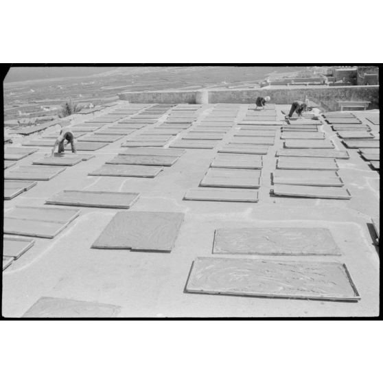 Sur l'île de Santorin, la fabrication du pisé.