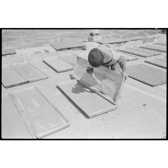 Sur l'île de Santorin, la fabrication du pisé.