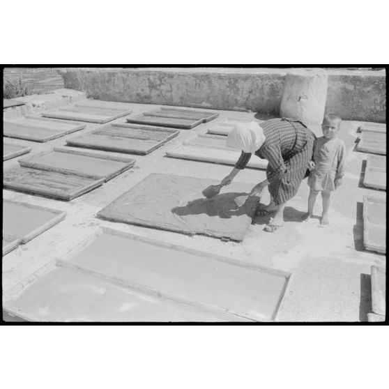 Sur l'île de Santorin, la fabrication du pisé.