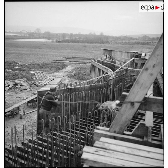 Des soldats construisent des fortifications de béton.