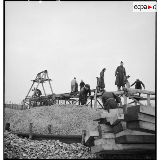 Des soldats construisent des fortifications de béton.