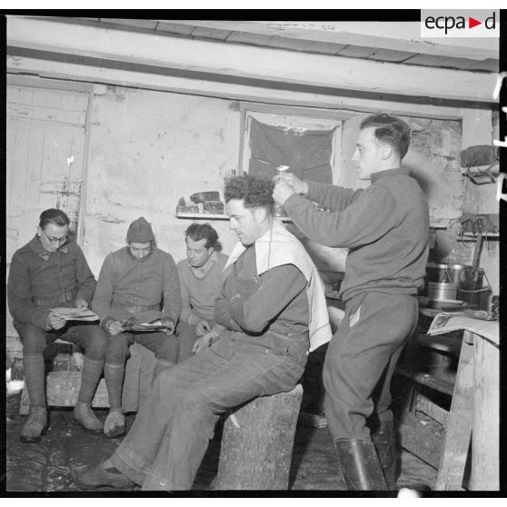 Salon de coiffure pour des soldats à l'intérieur d'une pièce.