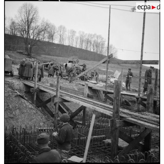 Des soldats (sapeurs ou pionniers) construisent un ouvrage fortifié de la ligne Maginot.