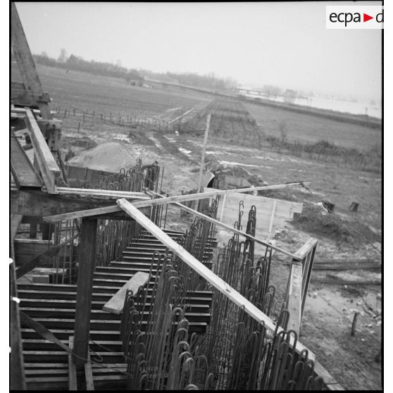 Des soldats construisent des fortifications de béton.