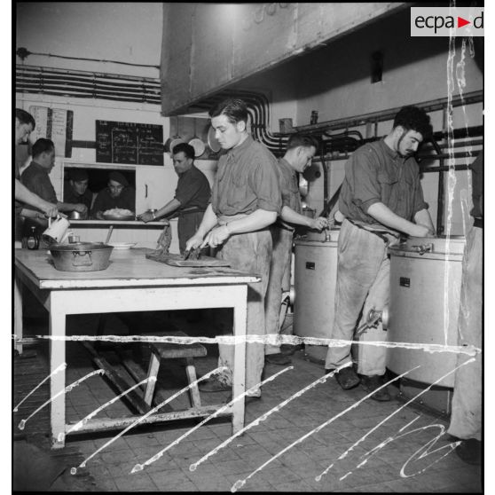 Des cuisiniers préparent un repas dans un ouvrage de la ligne Maginot.