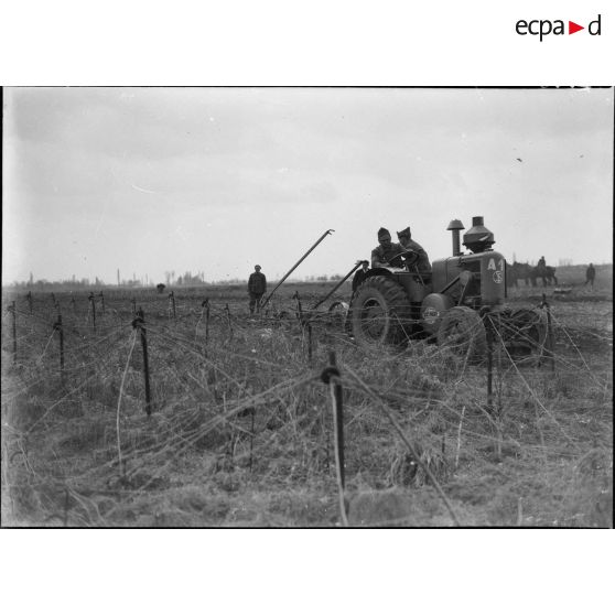 Soldat de la 5e armée manoeuvrant un tracteur.